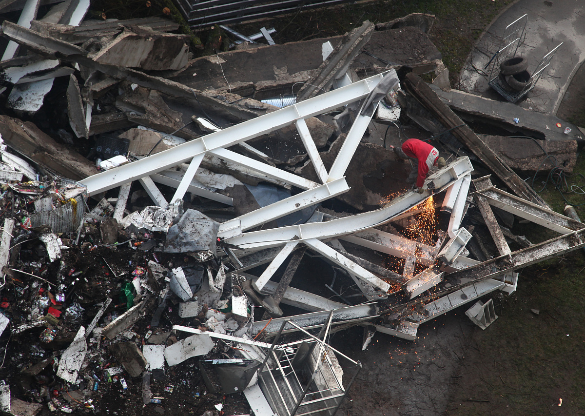 超市开业第二天地面突然塌陷,引发社会广泛关注