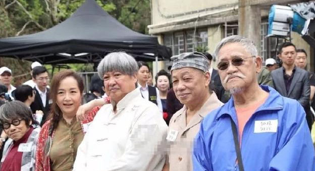 洪金宝近照曝光,拜神期间全程站立,略微消瘦,面部表情