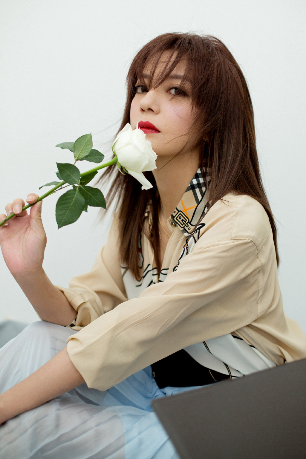 赵薇换新发型,43岁老阿姨变美少女,扎编发搭配红色t恤装嫩