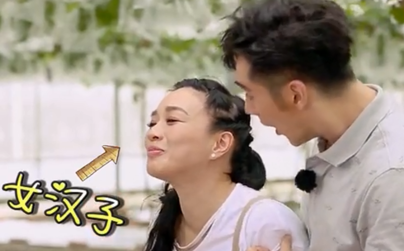 当年钟丽缇用脚踩了葡萄又吃,张伦硕的表情却是很无奈!