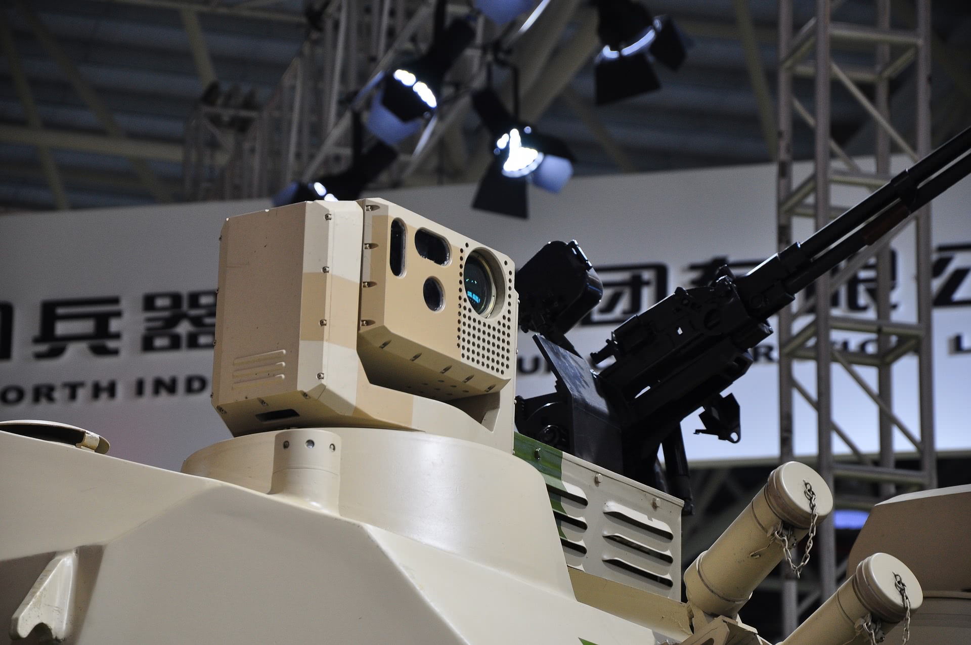 一台多光谱通道观瞄光电转塔装在炮塔右侧顶部,视野相当开阔,下面圆柱