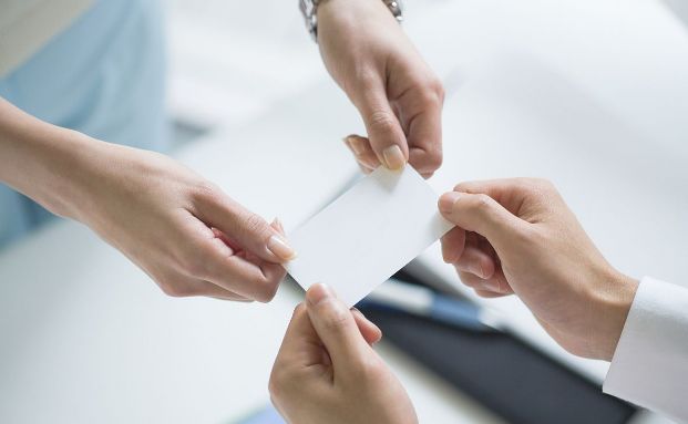 交换名片的礼仪(职场必备修养)