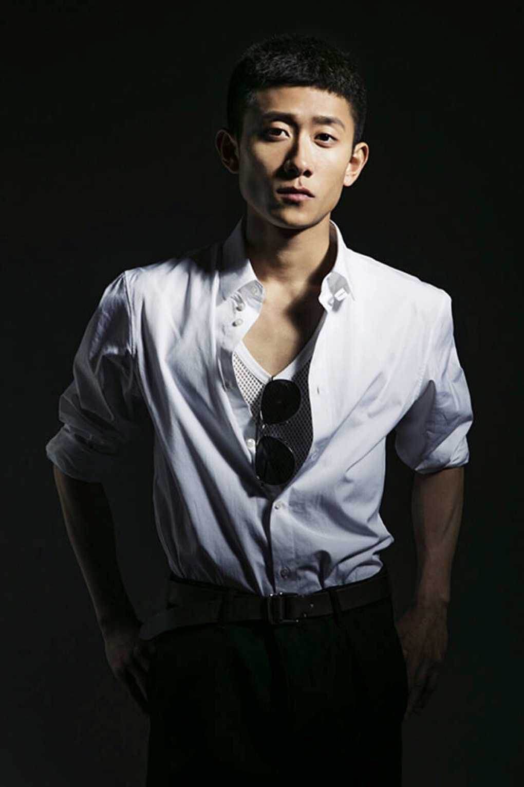 有次张一山做事情做了很久,肚子非常饿就想要快点吃到饭.