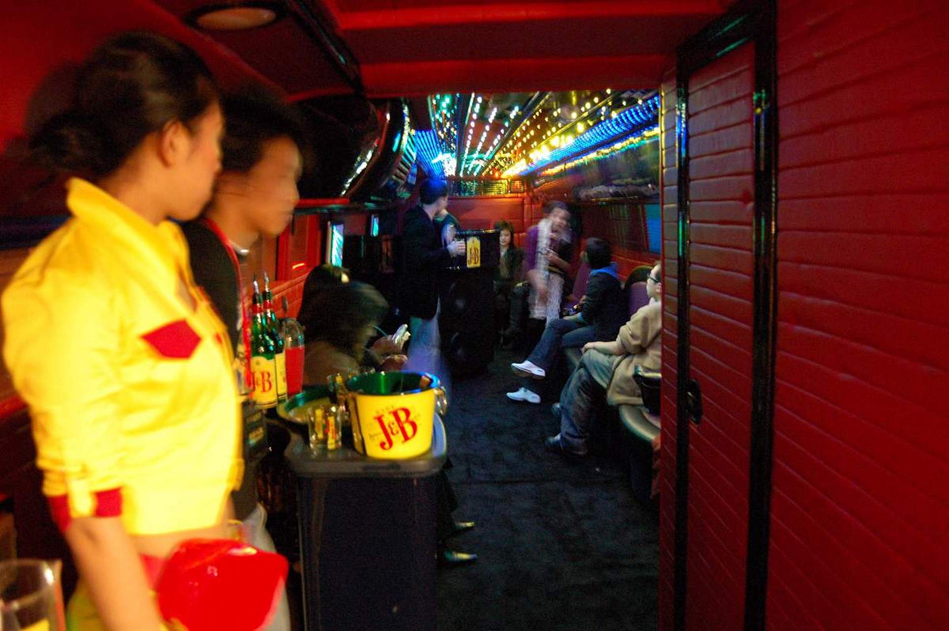 湖南常德街头出现的"公交车酒吧"一时间引发了社会的广泛关注和热议.