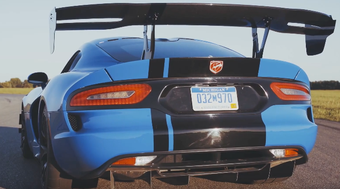 道奇蝰蛇:这辆车真是好看 道奇蝰蛇的车尾灯和车尾部都是非常立体的