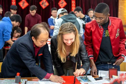 海外留学生体验中国年:愿与中国友谊越来越浓