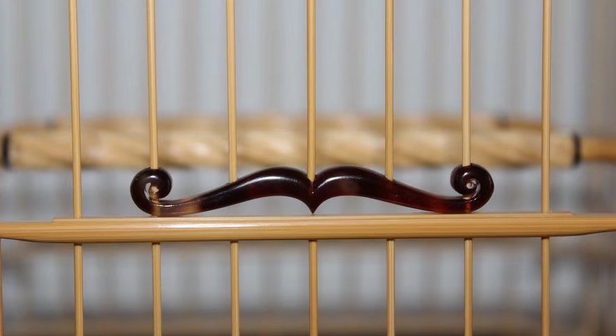 会重点提到笼门的形制,可见笼门的制式对鸟笼而言是画龙点睛的一笔