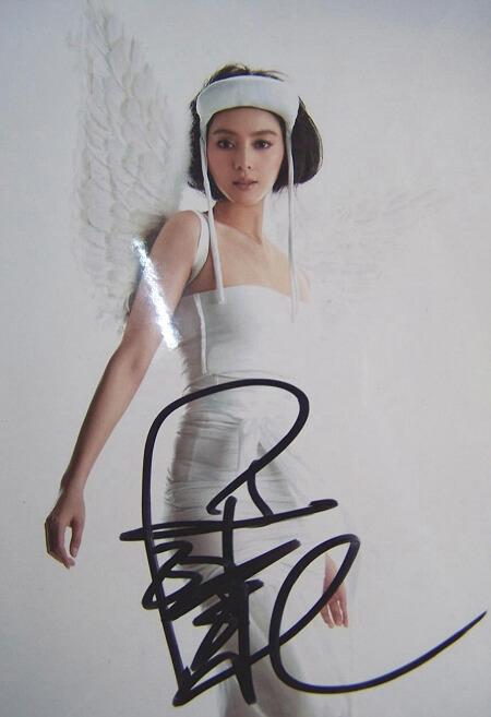 看众明星签名,胡一天最认真,古天乐像铁塔,纸有多长就能写多长