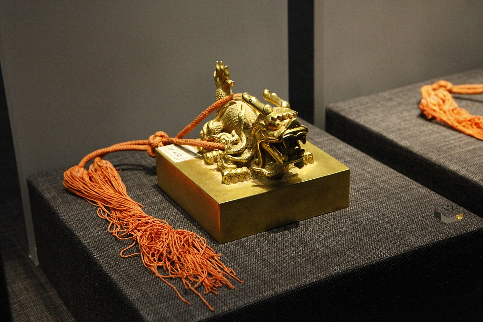 1993年,郭新科在墓中将一颗800克的皇后金印吞入腹中,回家后,他喝下