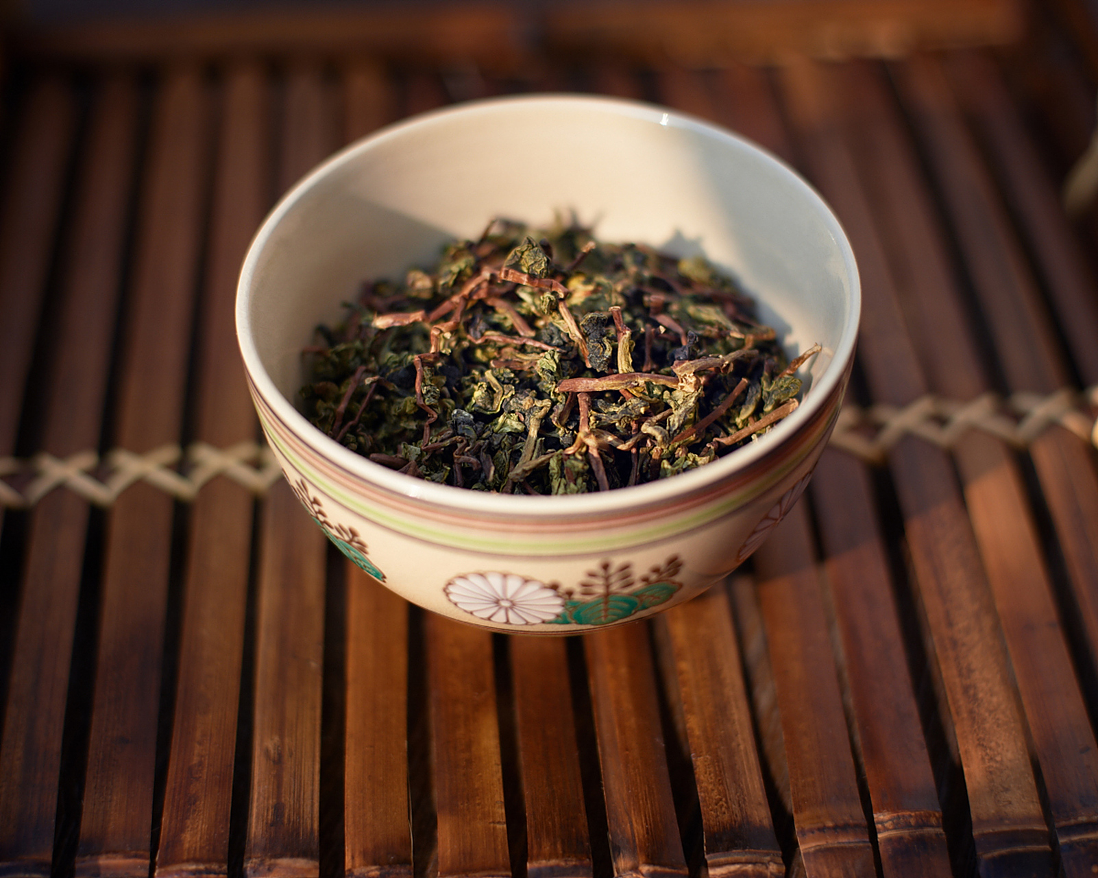 苦茶的功效和作用及禁忌 苦茶在生活当中是比较常见的,喝一些苦茶对