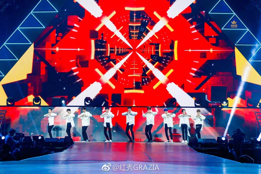 npc收获首本时尚大刊封面 九人集体登《红秀grazia》