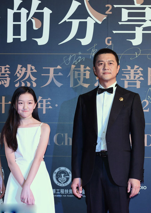 2018年12月14日,李亚鹏携女儿李嫣在北京举行嫣然天使基金慈善晚宴