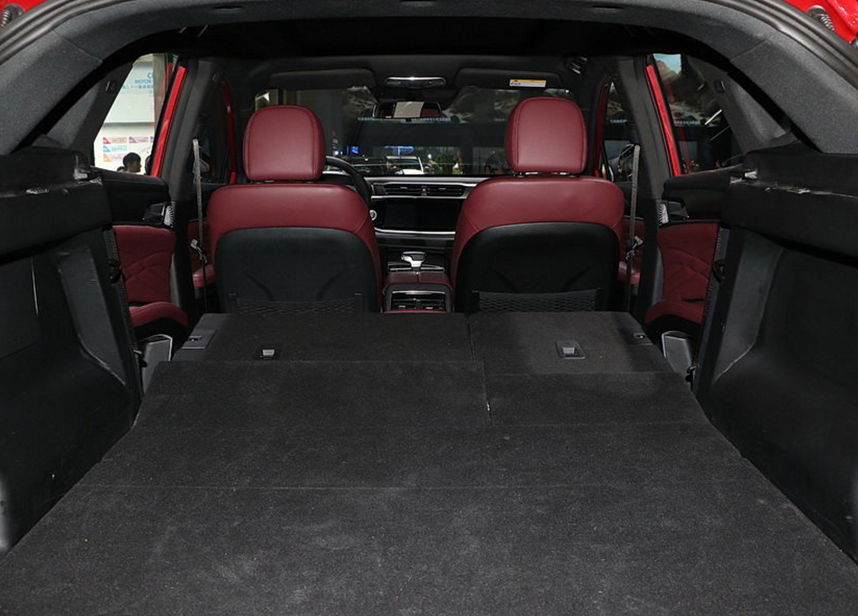 储物空间:后备箱很宽很深,后座放倒能放大件物品,盖板下没有利用到位