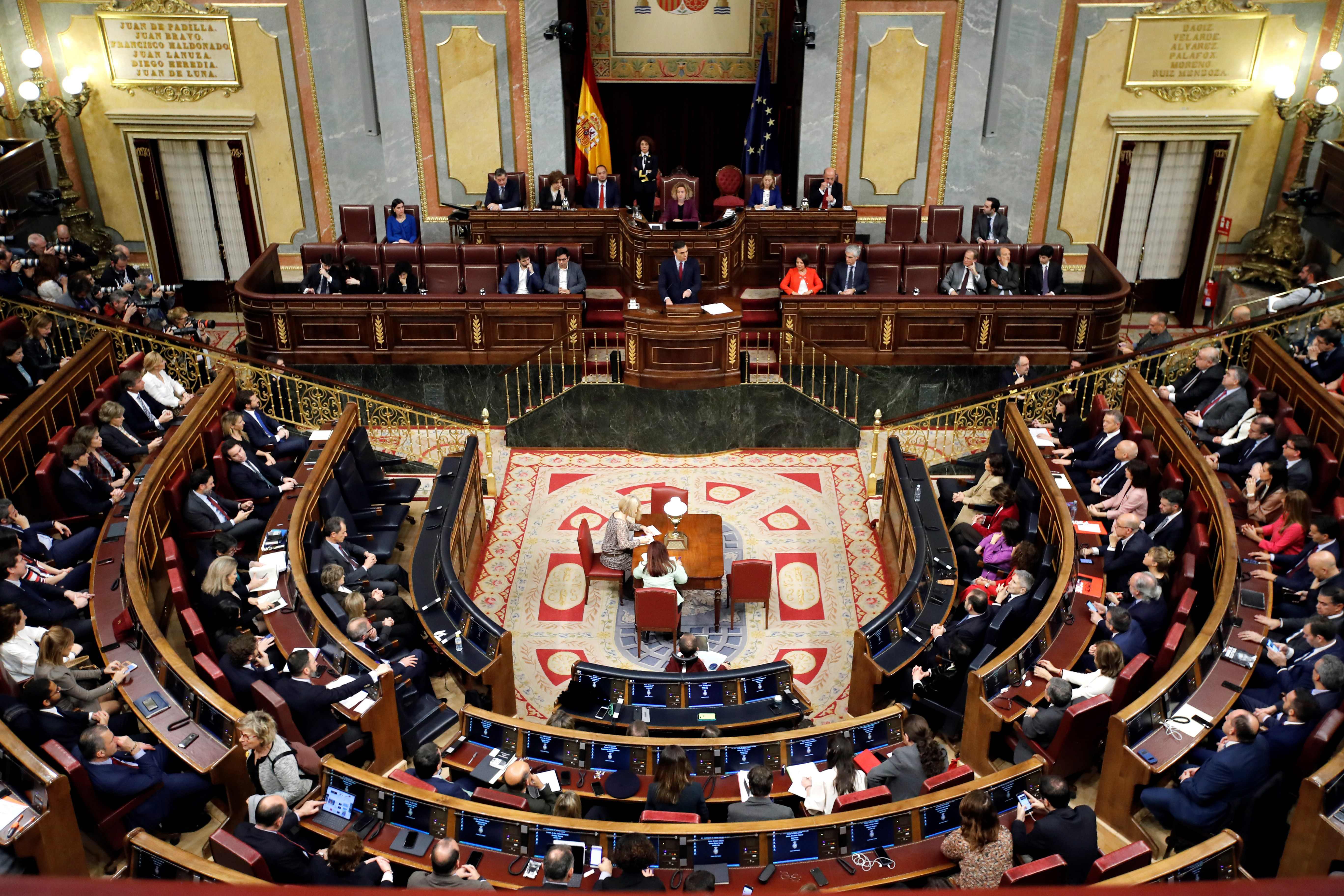 西班牙议会投票批准桑切斯出任首相