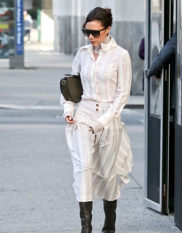 贝克汉姆夫人街拍,女神气质尽显 网友:衣服是自己设计的吗?