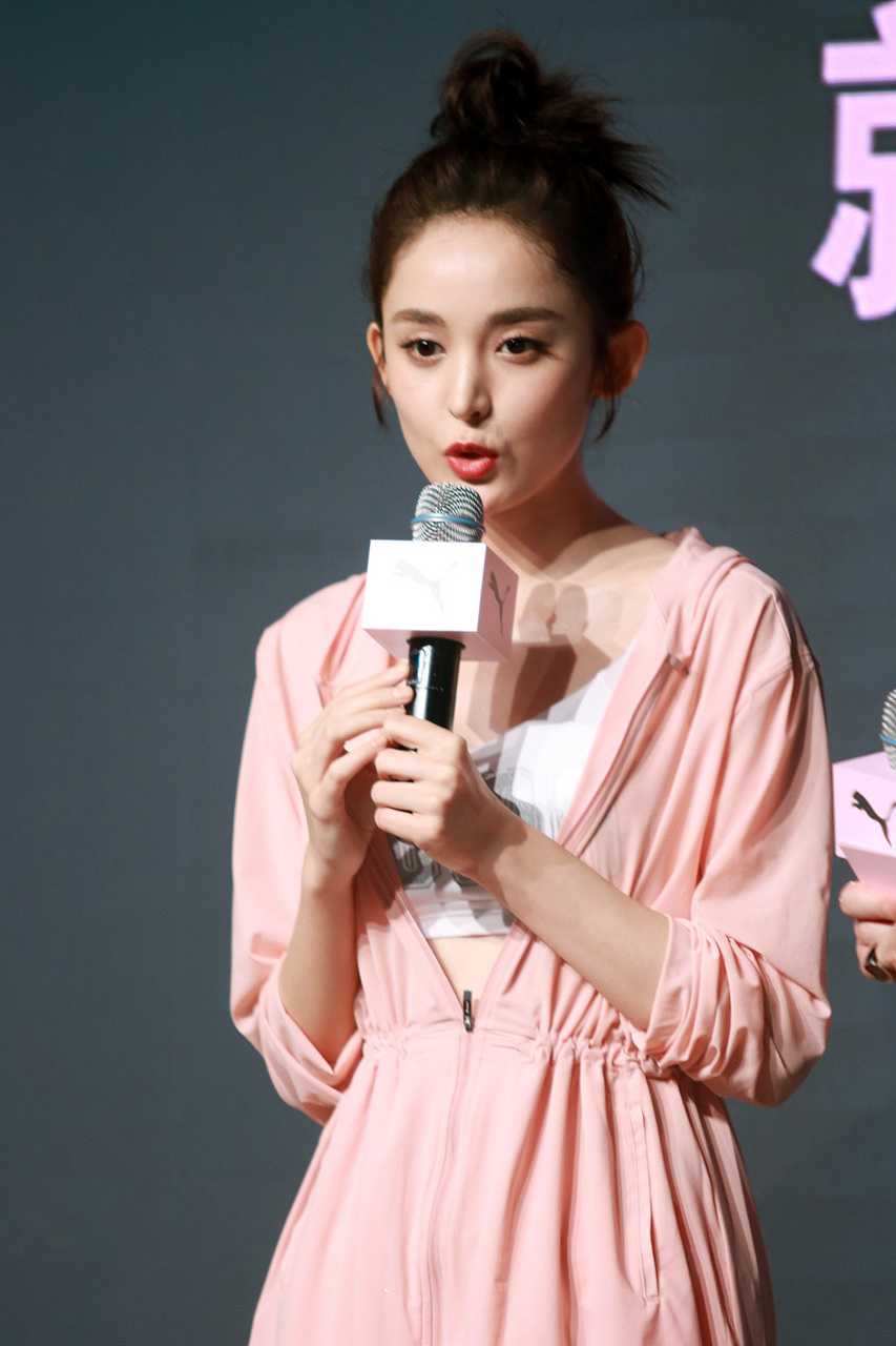 娜扎:古力娜扎凭借其美丽的外貌和出色的演技在娱乐圈崭露头角.