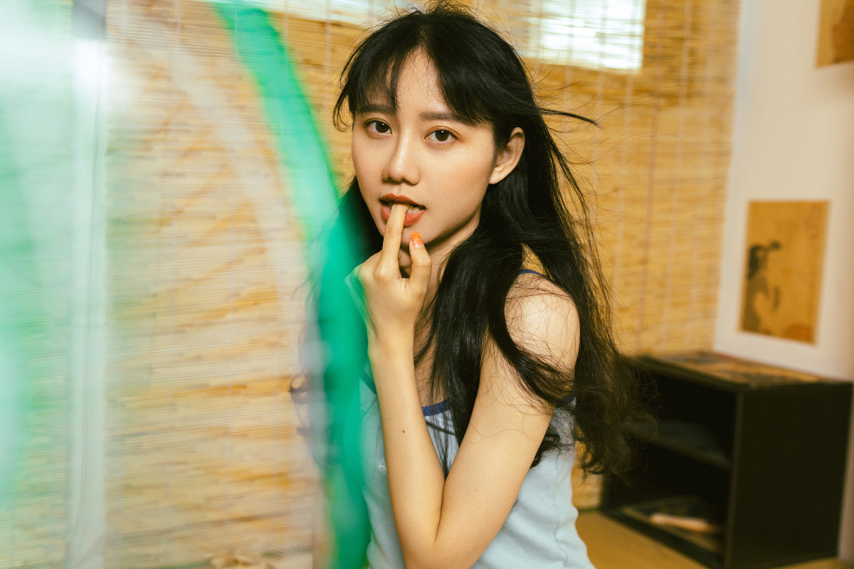 摄影:少女站在那儿,身姿轻盈如在风中飞舞!