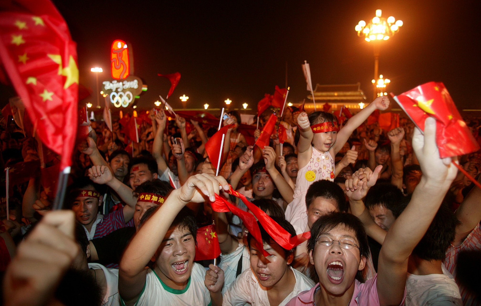 我的双节记录# 参加国庆游行,看到国旗飘扬,人民群众欢呼的场景,我为
