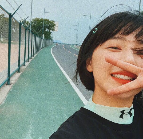 阚清子晒出九宫格自拍,嫩的宛如高中少女,网友:求同款发卡!