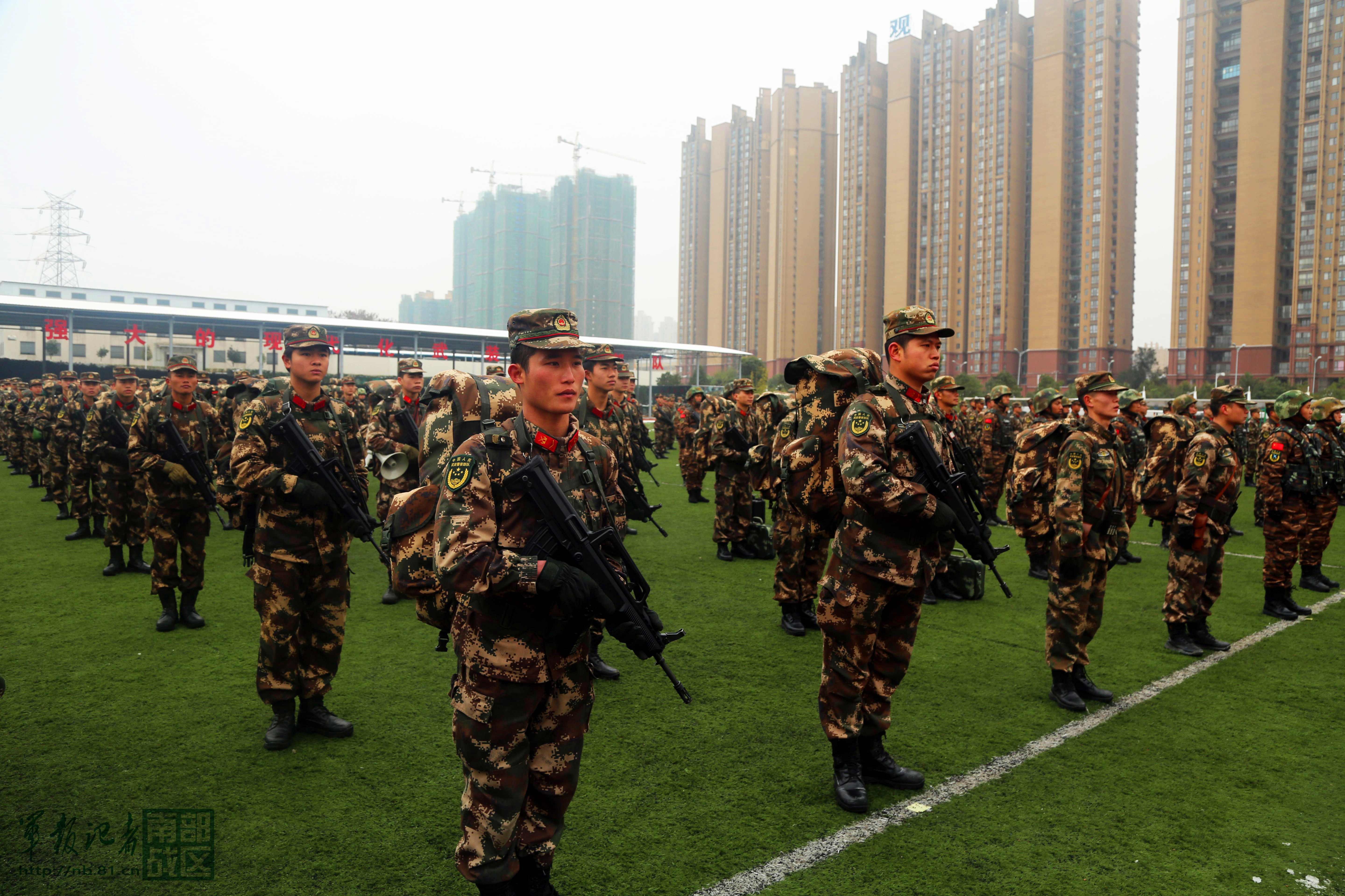 武警野营拉练图片