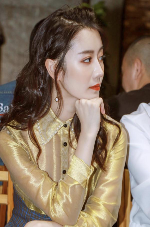 龙政璇上海时装周"锦衣夜行" 华丽诠释新古典主义