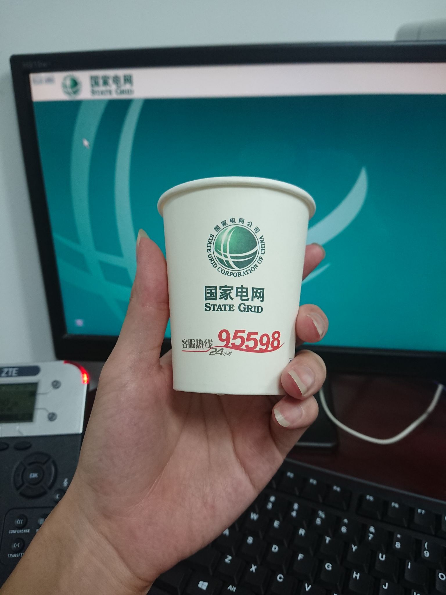 国家电网95598你打过吗?谣言称会扣电工工资!