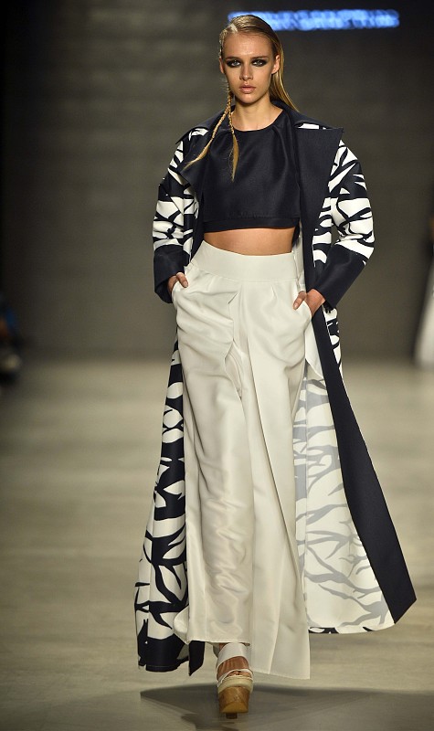 摩登女郎之所以能够吸引人,是因为她们总是在关注自己的服装