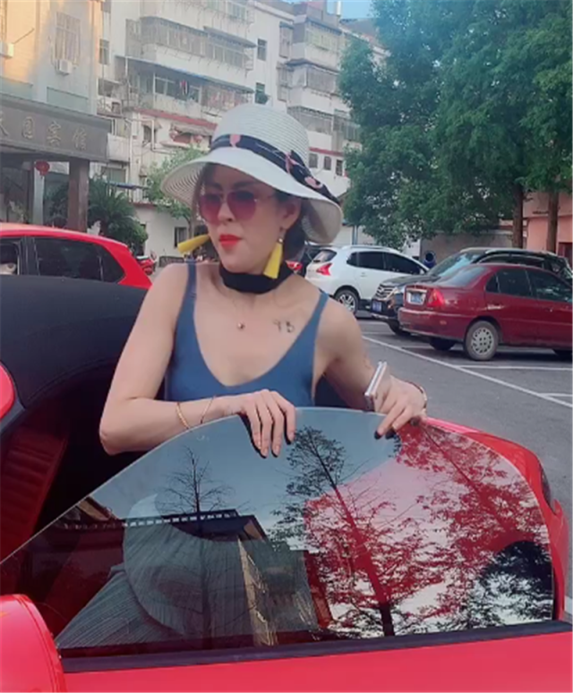 保时捷女司机又现街头?白帽喇叭裤手指半边天,模仿者再掀热潮!