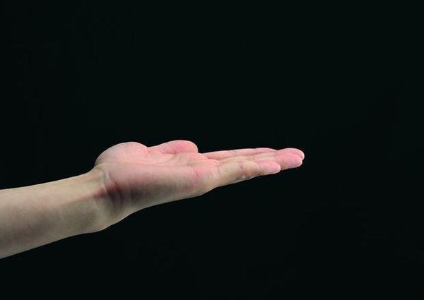 塔罗占卜:凭感觉选择一只最迷人的手,测你晚年的生活是怎么样?