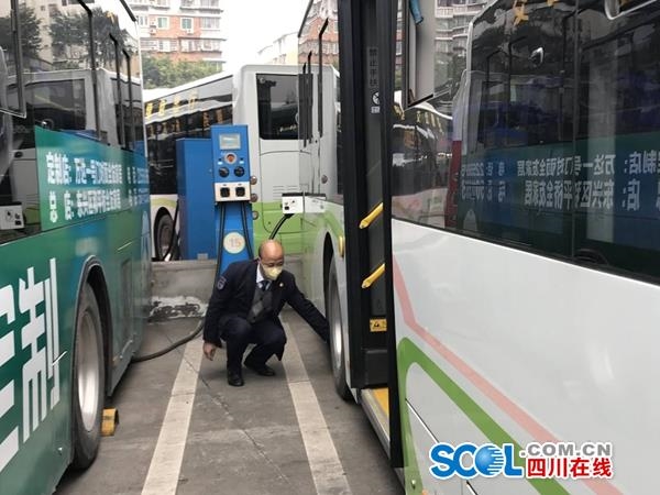 党旗高扬战役一线|疫情面前 他是十米车厢的"保护伞"