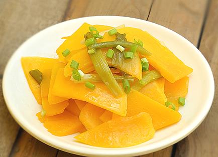 葱油南瓜,简单易学,以后可以拿来当零食吃,两碗都吃不腻