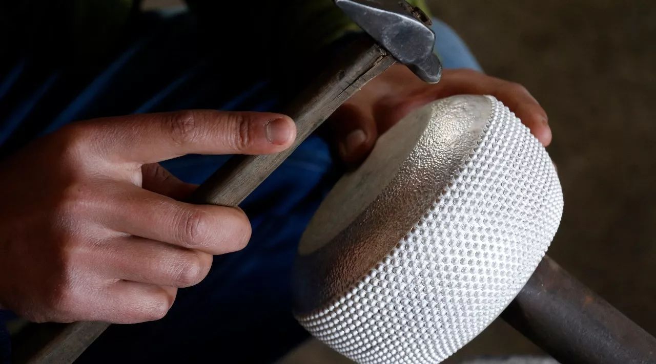 这位鹤庆的"传三代"把云南的生活方式敲进了银器里