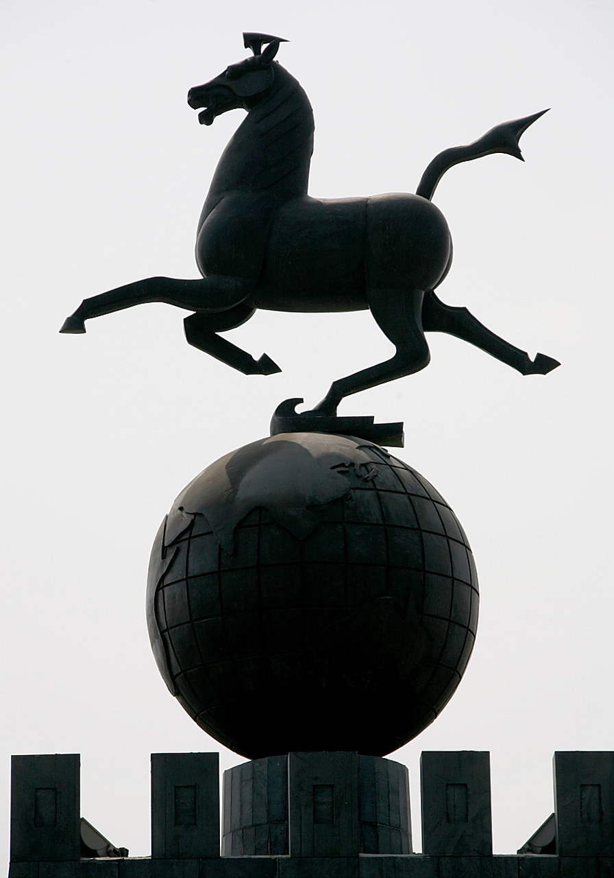 马踏飞燕:奔腾中的历史传奇  说到甘肃省博物馆的镇馆之宝,那必须是"