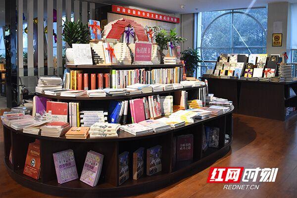 来益阳新华书店看书展 让你全方位了解改革开放40周年