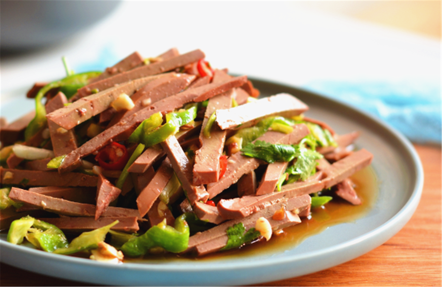 洋葱黑醋拌羊肝,材料:白水羊肝1块,洋葱黑醋沙拉汁适量,生抽少许,盐