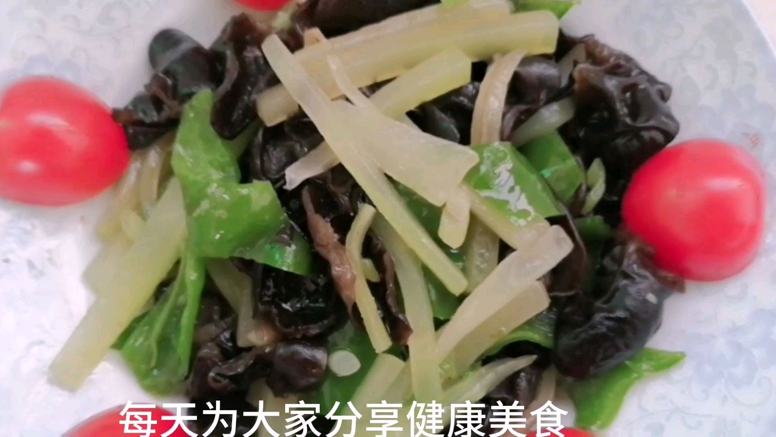 简单的木耳炒莴笋,最后加了什么调味料,让家人吃了停不下来