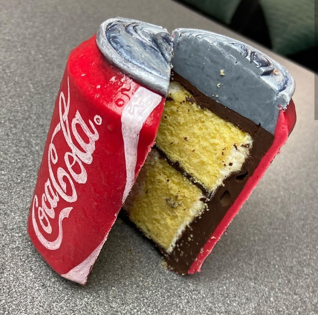 男子用蛋糕做出"可口可乐",切开的一瞬间,惊艳众人