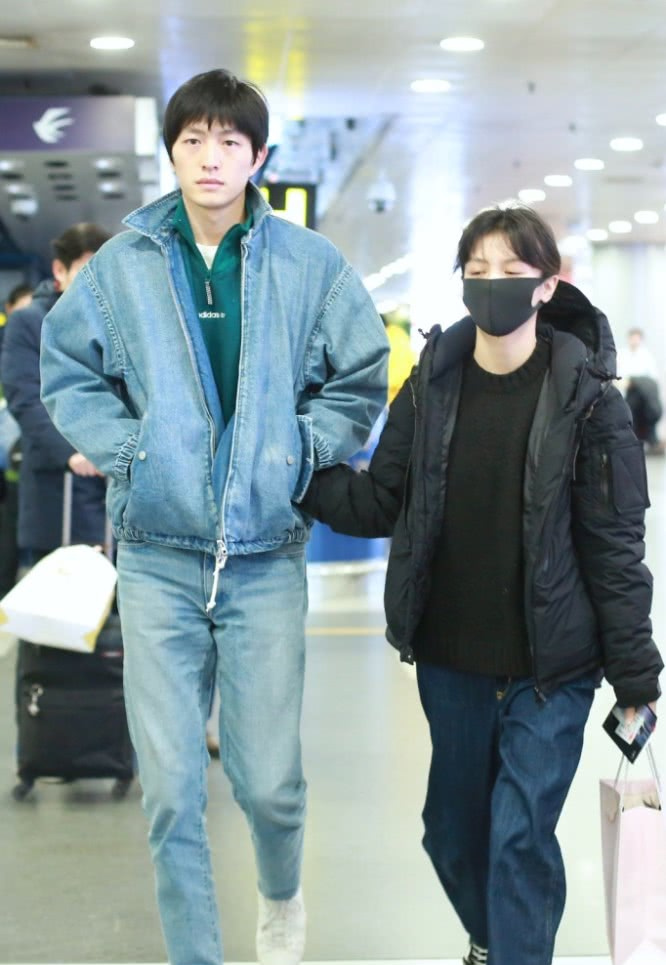 新年第一对cp!金大川和春夏牵手亮相恋情公开