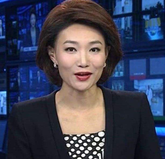 为何新闻联播主持人只露上半身?直到看到桌子下,穿的也是很普通