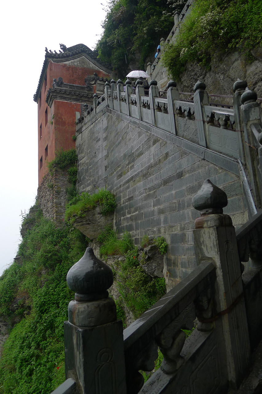 武当山位于湖北十堰,是著名的道都圣地,太极拳发祥地,海拔1612米.