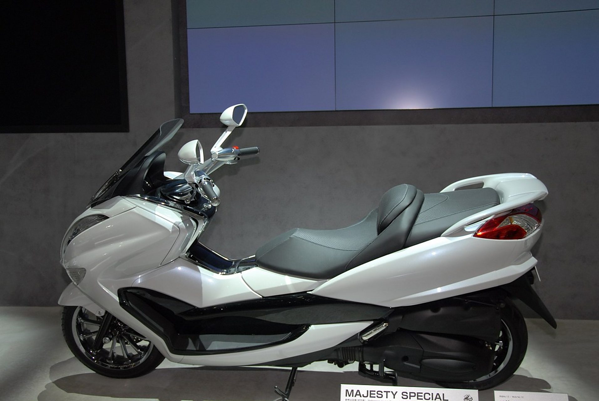 天鹰150踏板摩托车是一款高端配置,动力强劲,安全性高,油耗低,续航