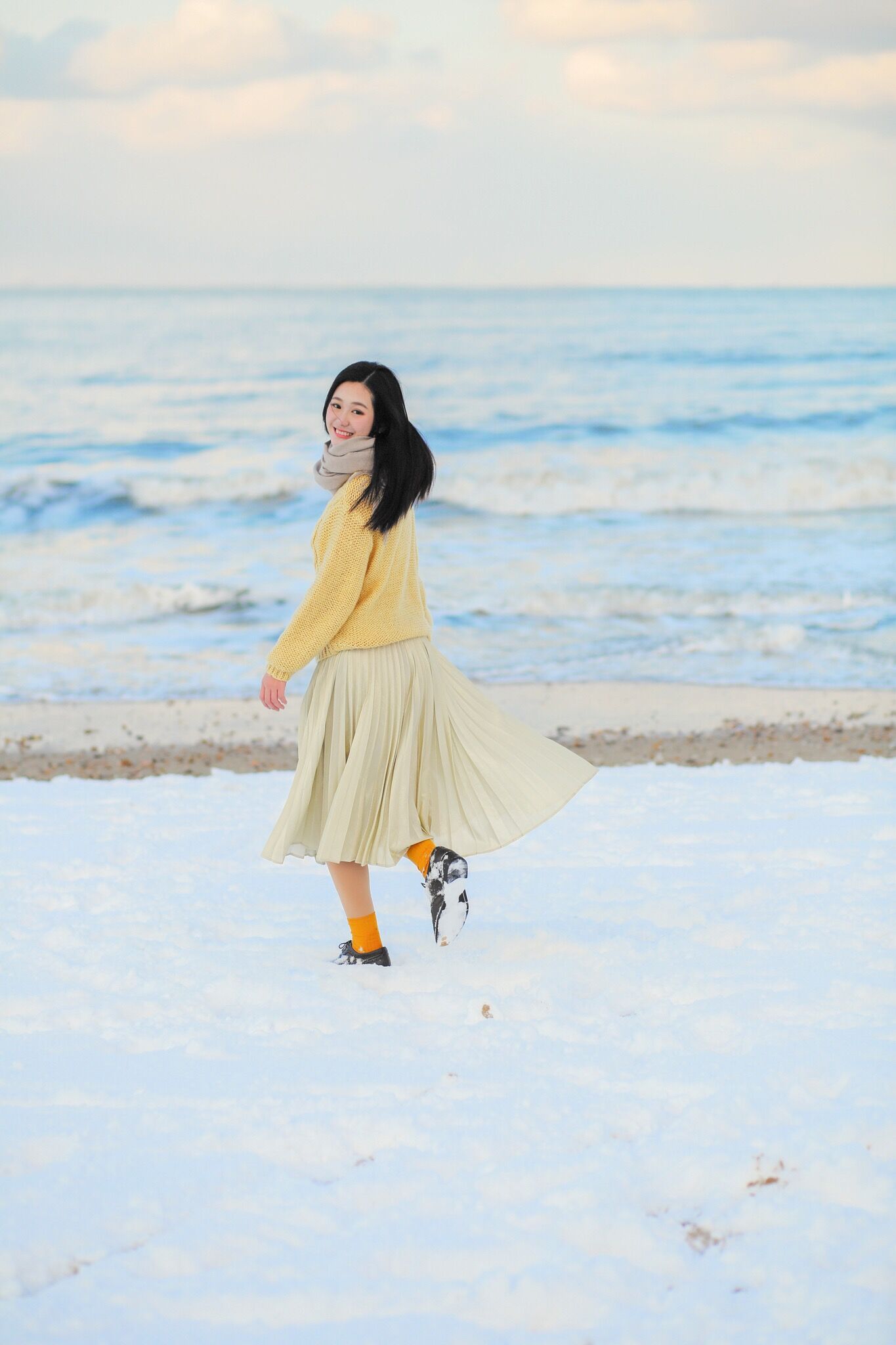 街拍:雪地里的气质美女,要风度穿裙子美拍!