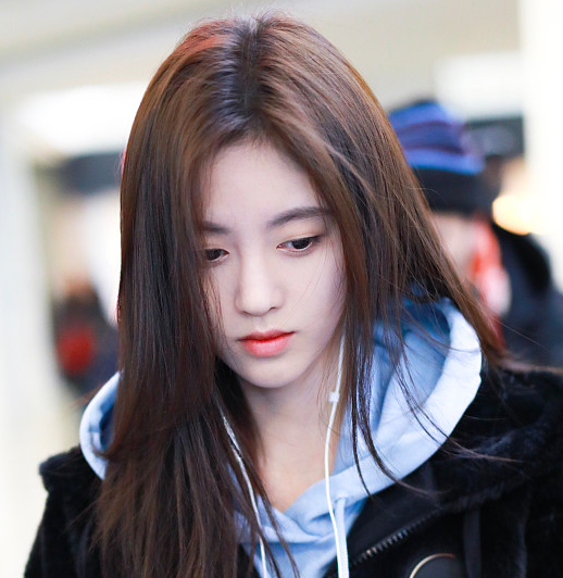 鞠婧祎面露疲惫显娇弱 发型凌乱提琴无星范