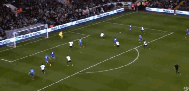 13-14赛季,20岁的凯恩,终于站上了白鹿巷的赛