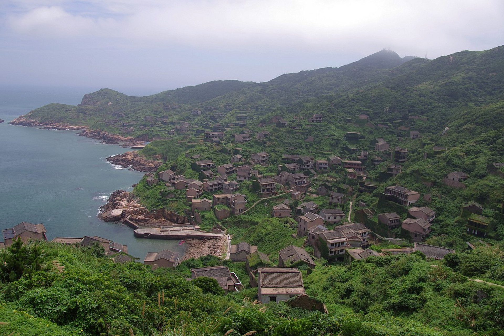 浙江嵊泗无人村:位于浙江省舟山市嵊泗县嵊山岛东北面,是一个被废弃的