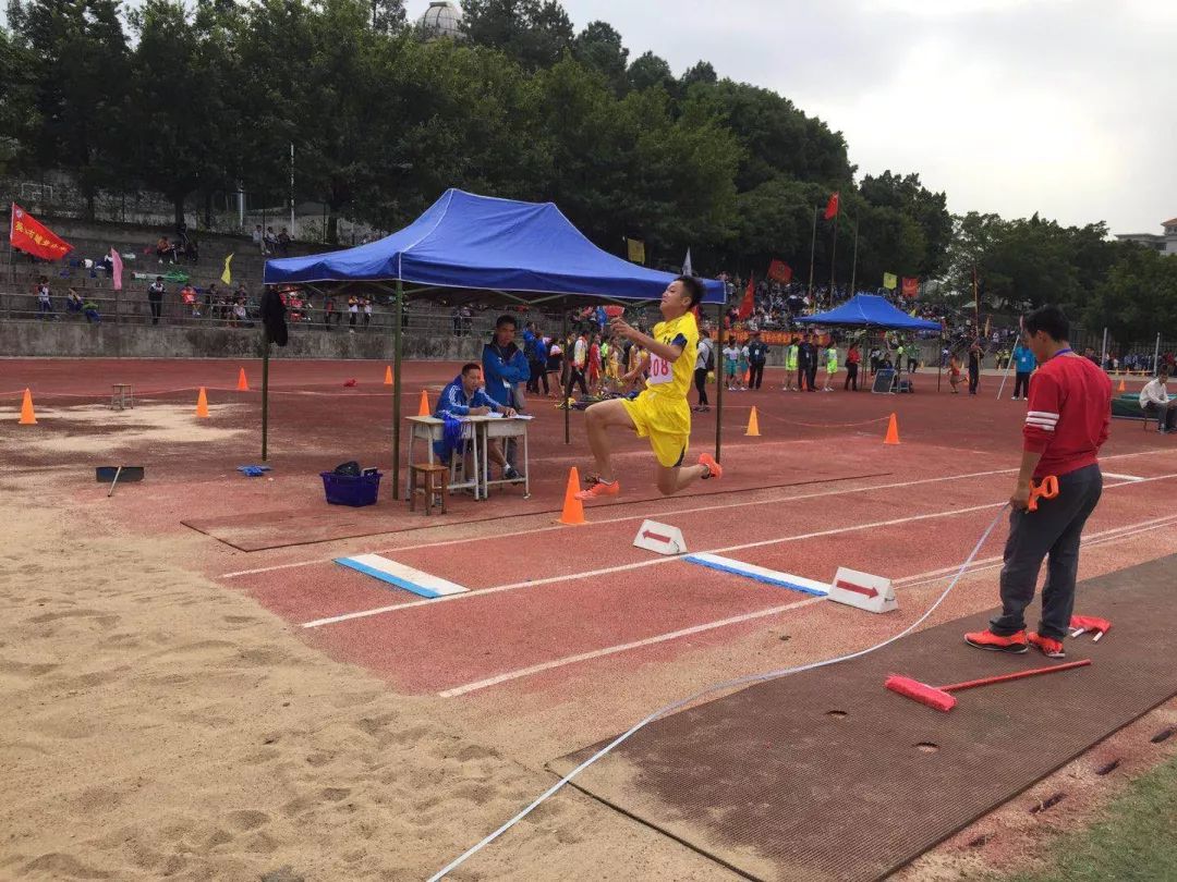 许南同学获男子三级跳远第一名!