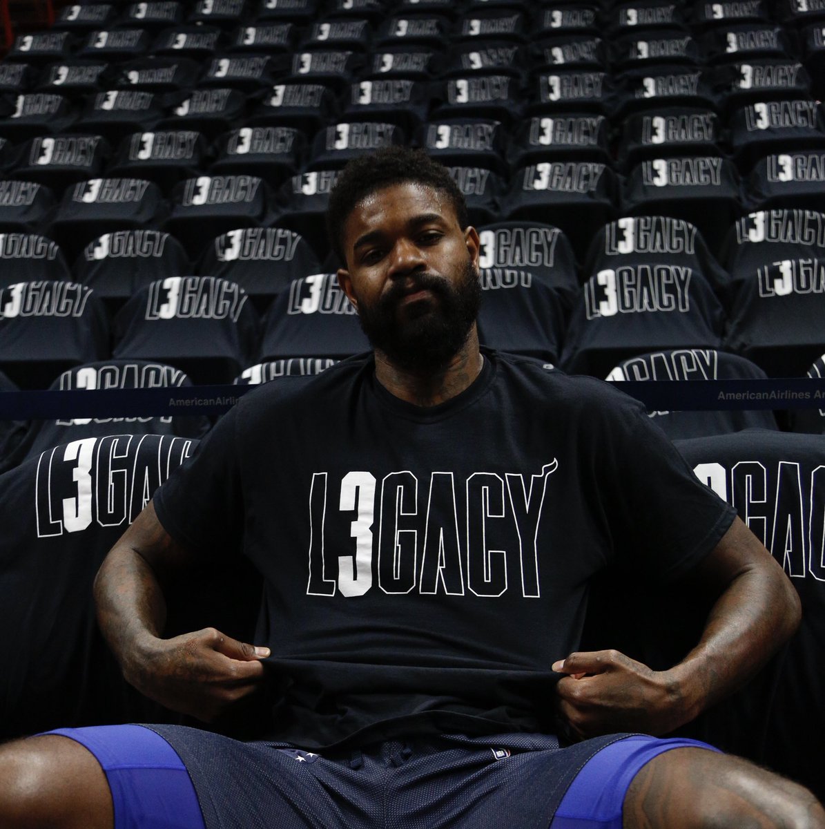 主场最后一舞!巴特勒,阿米尔-约翰逊上身致敬韦德t恤