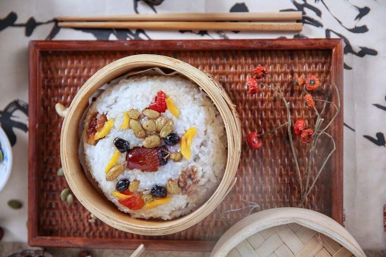 "消寒糕"是年糕的一种,因有"年高"的好彩头,所以北京在"大寒"这一天一