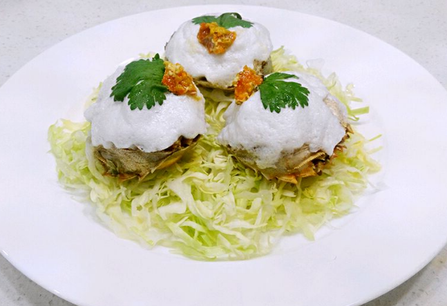 雪花蟹斗——清炒蟹粉上覆盖着洁白如雪的蛋泡,有没有很诱人