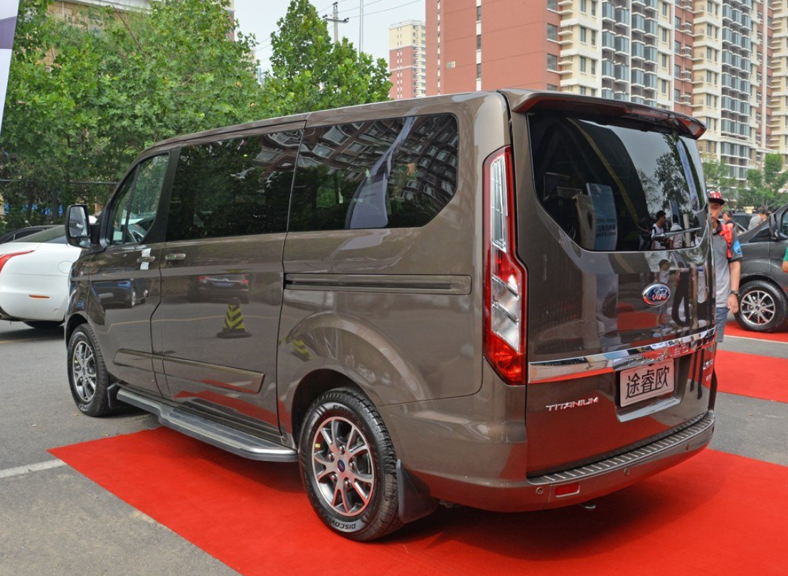 空间宽大,空间都很大,坐着都没什么问题,空间足够